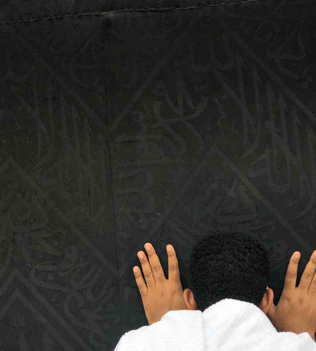 Mencium ka'bah